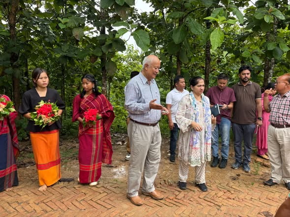 Local community members welcoming the ADB delegation